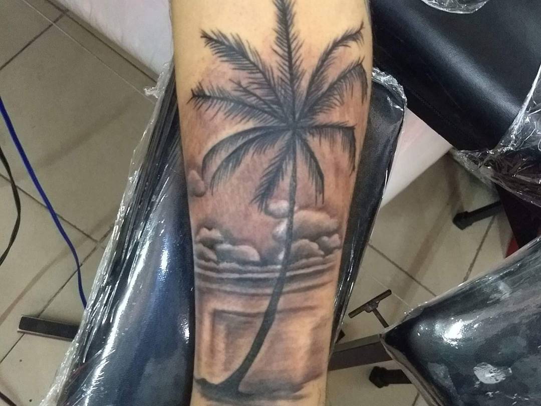 谭先生小臂椰子树纹身图案