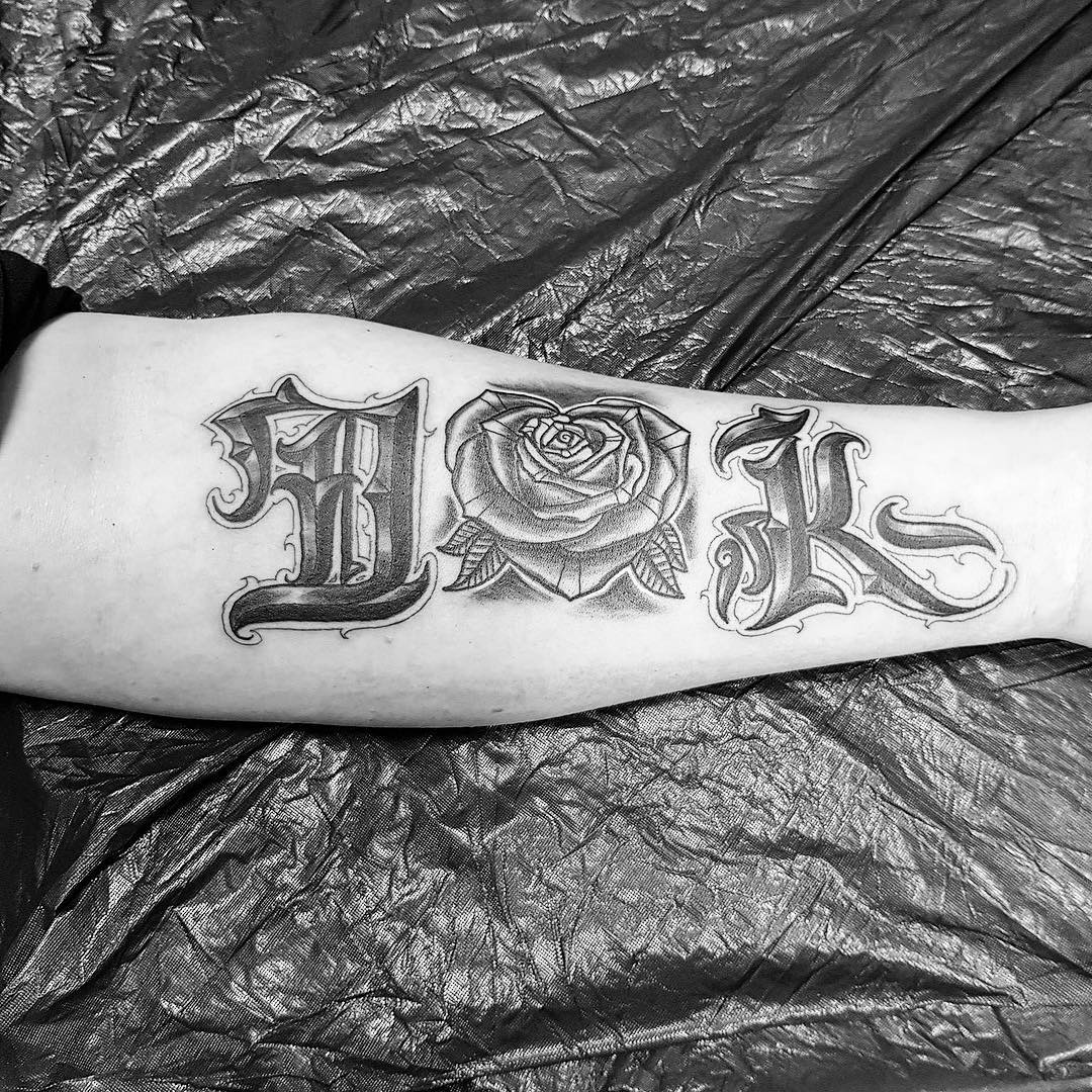 章小姐小臂卡奇诺字体玫瑰纹身图案