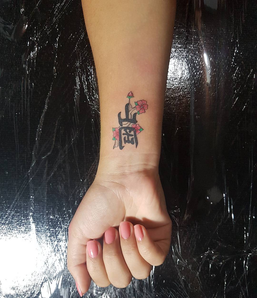 某4s店经理锺小姐小臂日文字纹身图案