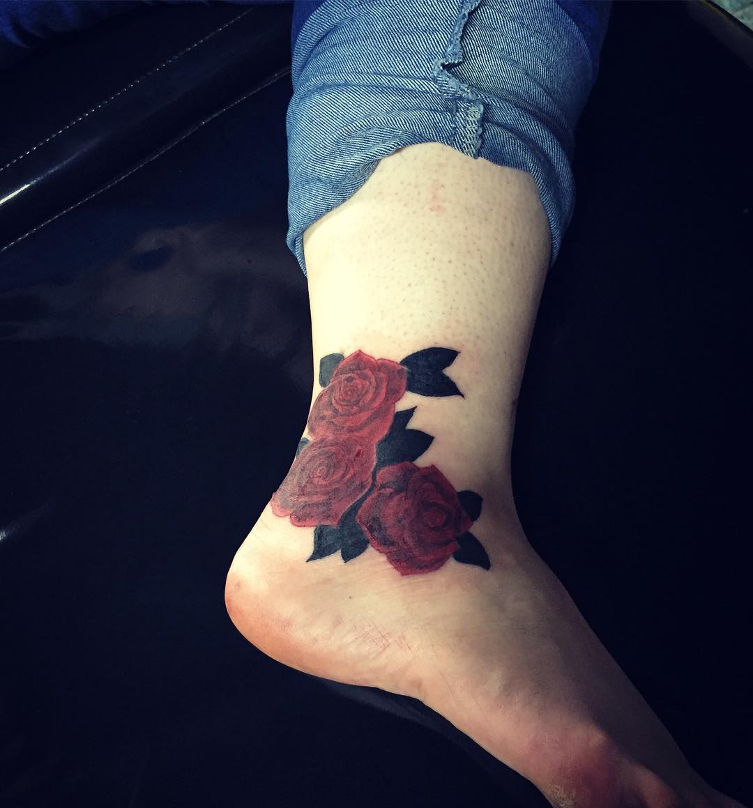 做英语老师的陶小姐脚踝玫瑰纹身图案