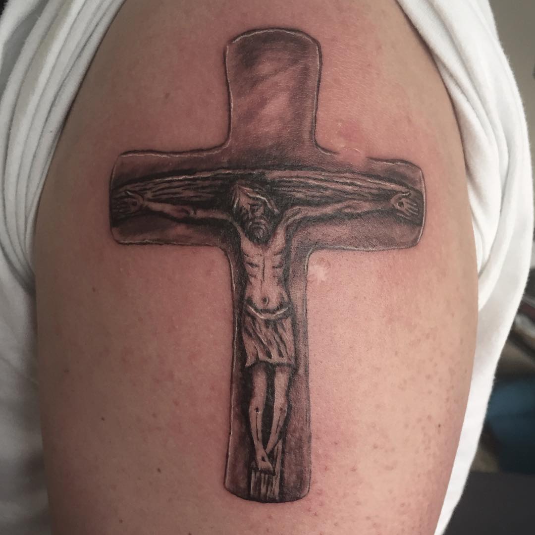 钱先生大臂十字架耶稣纹身图案