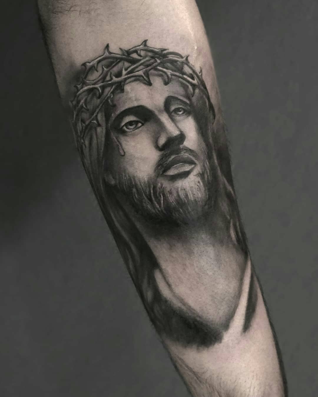 方先生小臂写实耶稣纹身图案