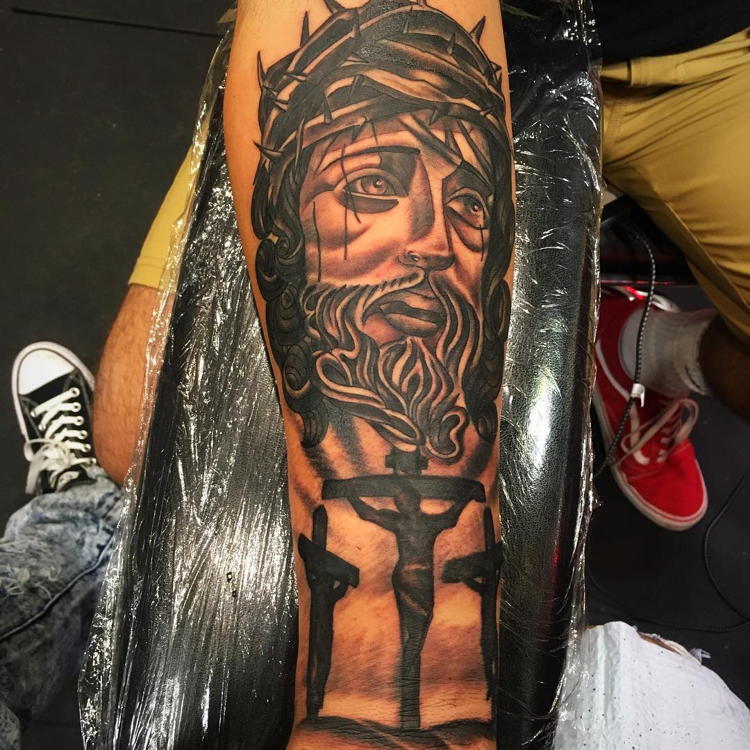 瞿先生小臂写实耶稣纹身图案