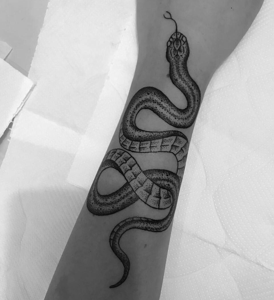 做咖啡师的暨先生小臂蛇纹身图案
